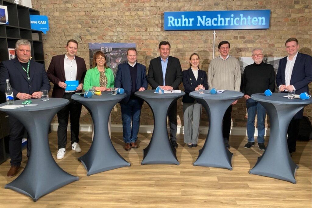 Sieben Kandidaten und zwei Moderatoren bei der Wahlarena zur Bundestagswahl 2025 im Wahlkreis Recklinghausen I