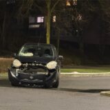 Nach einem Unfall ist die Motorhaube eines Autos eingedrückt.