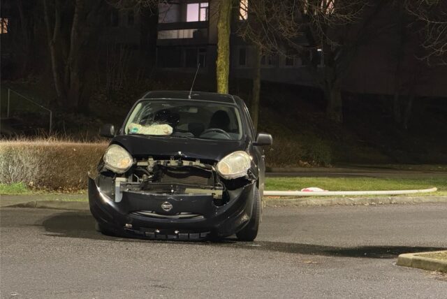 Nach einem Unfall ist die Motorhaube eines Autos eingedrückt.