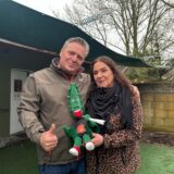 Achim und Andrea Krüger vom Cannabisverein Recklinghausen halten eine Plüschfigur mit einem Joint in den Händen.