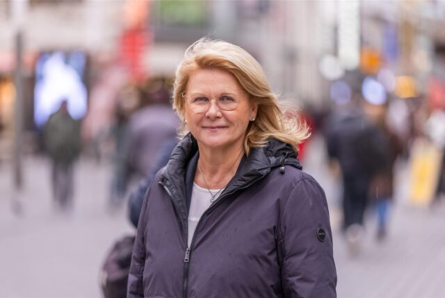Die SPD-Politikerin Sabine Poschmann steht in der Fußgängerzone in der Dortmunder Innenstadt.