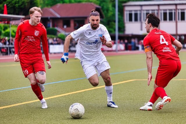 Valdet Rama ist am Ball.