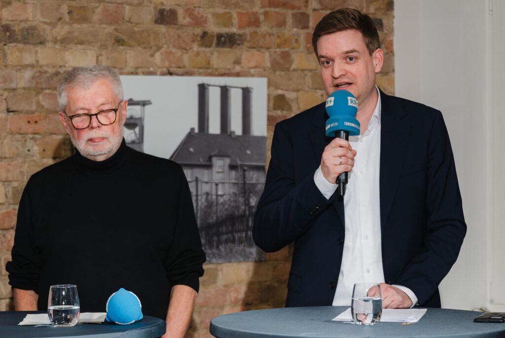 Michael Breilmann neben Erich Burmeister (l.): Die Kandidaten zur Bundestagswahl lieferten sich eine griffige Diskussion in der Wahlarena zur Bundestagswahl 2025.