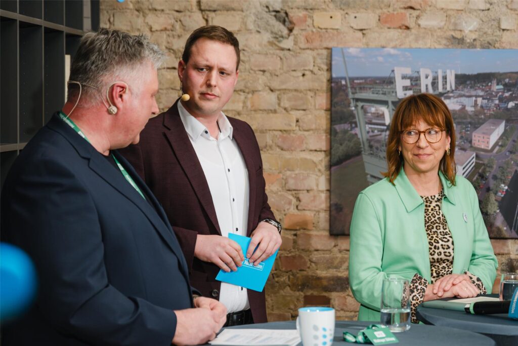 Bei der Wahlarena trafen in der Redaktion der Ruhr Nachrichten in Castrop-Rauxel am 6.2.2025 sieben Direktkandidaten zur Bundestagswahl aus dem Wahlkreis 120 Recklinghausen I aufeinander. Moderiert wurde die Diskussion von Alexander Spieß (l.) und Fabian Hollenhorst.