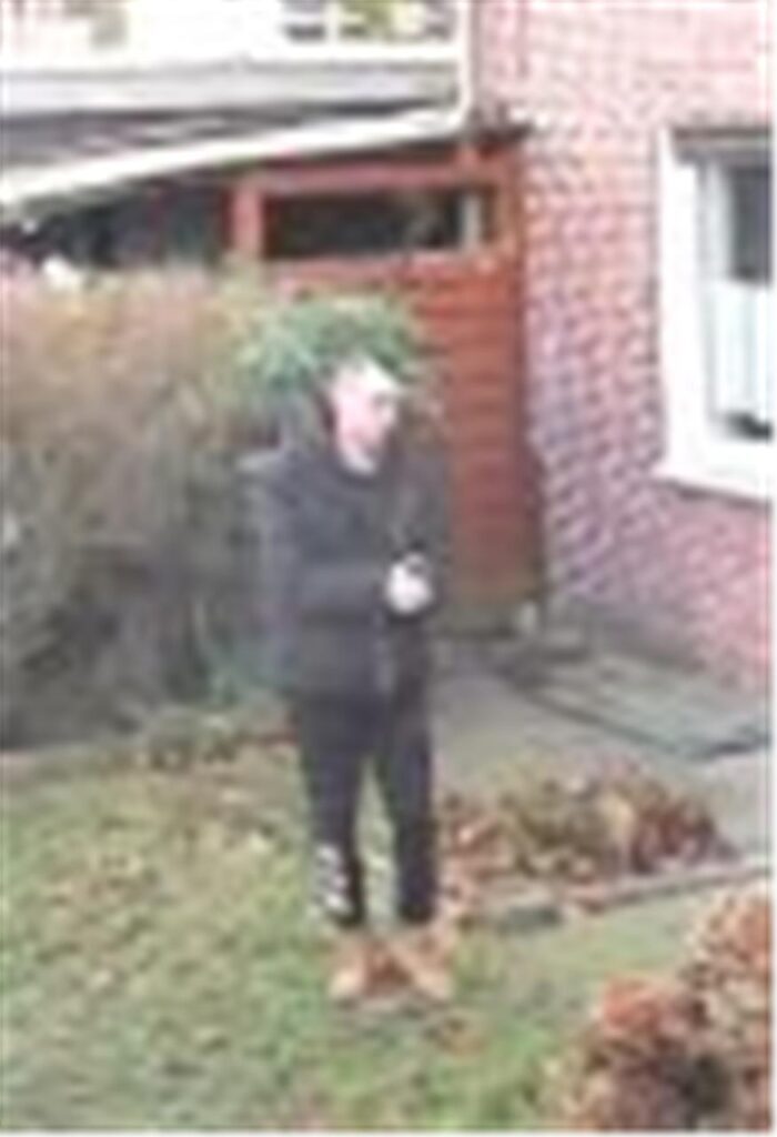 Ein Mann in schwarzer Kleidung wird per Fahndungsfoto gesucht. Ein Mann in schwarzer Kleidung wird per Fahndungsfoto gesucht.
