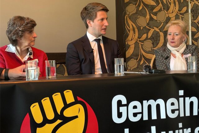 Martin Vincentz (Mitte), Vorsitzender der nordrhein-westfälischen AfD, setzte sich am Wochenende auf das Podium eines neurechten Treffens in Dortmund. Neben ihm Simone Baum (rechts), Teilnehmerin an der Potsdam-Konferenz, und Marianne Grimmenstein-Balas, Betreiberin der teils Verschwörungstheorien-verbreitenden Webseite gemeinwohl-lobby.de.