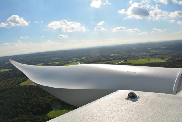 Eines von drei Rotorblättern eines Windrades