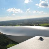 Eines von drei Rotorblättern eines Windrades