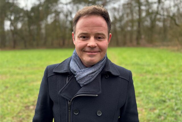 Lars Ehm auf einer Wiese in der Haard
