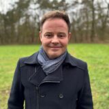 Lars Ehm auf einer Wiese in der Haard
