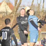 Dennis Bachmann (SV Hochlar 28) beim Kopfball.