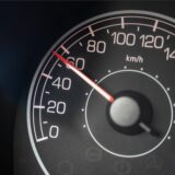 Ein Tachometer zeigt eine Geschwindigkeit von knapp über 50 km/h an.