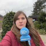 Reporterin Pauline Korte steht am Haus in Dortmund-Brechten, wo es in der Nacht gebrannt hat.