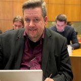 Nils Bettinger, Fraktionsvorsitzender der FDP, hielt die „interessanteste“ Haushaltsrede. Er machte den Vorschlag, dem Beispiel Monheim zu folgen. Dort wurden 2012 die kommunalen Steuern erheblich gesenkt, um Gewerbe und Bürger anzuwerben.