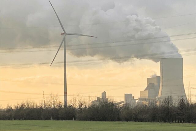 Vor dem Kohlekraftwerk Datteln IV steht das Windrad der Familie Küper.