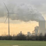 Vor dem Kohlekraftwerk Datteln IV steht das Windrad der Familie Küper.