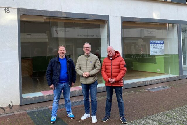 Thorsten Robbe, André Dora und Axel Heinze vor dem Ladenlokal in der Hohen Straße in Datteln.