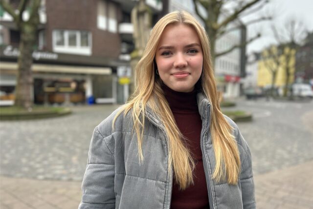 Erstwählerin Anna Degener steht in der Fußgängerzone in Herten.