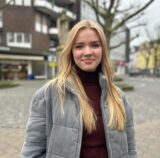 Erstwählerin Anna Degener steht in der Fußgängerzone in Herten.