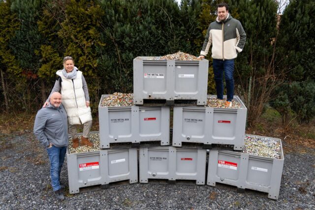 Walter Stolte, Cirsten Mastiaux, und Patrick Schürhoff stehen auf den Kisten voller Kronkorken.