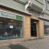 Hinter den Fensterscheiben eines Geschäfts in der Innenstadt von Datteln brennt Licht.