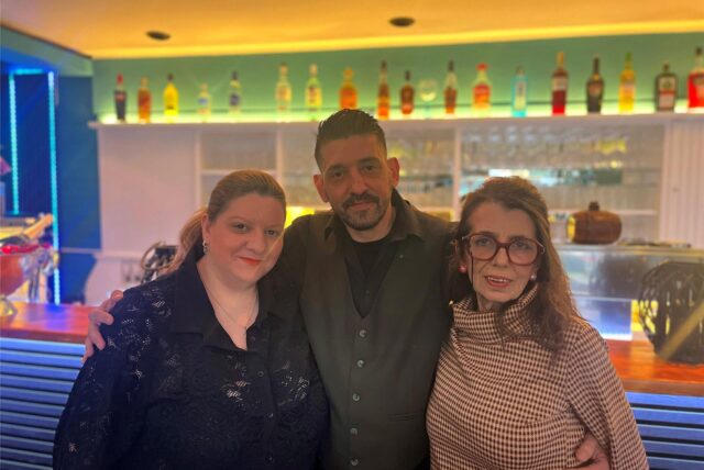 An der Cocktail-Bar der Taverne Epsilon in Dortmund: Anna-Maria und Dimitrios Kalantzis und Rosi Zissi