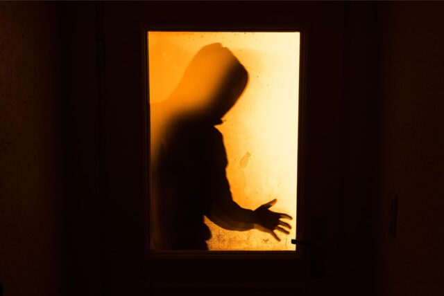 Symbolbild zeigt die Silhouette eines Einbrechers.