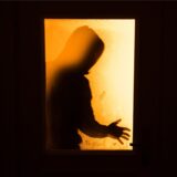 Symbolbild zeigt die Silhouette eines Einbrechers.