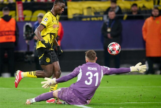 Serhou Guirassy schießt den Ball aufs Tor.