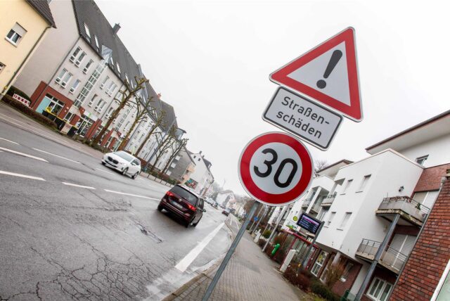 An der Kaiserstraße in Herten-Disteln weisen drei Schilder darauf hin, dass Autofahrer aufgrund von Straßenschäden Tempo 30 fahren müssen.