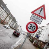 An der Kaiserstraße in Herten-Disteln weisen drei Schilder darauf hin, dass Autofahrer aufgrund von Straßenschäden Tempo 30 fahren müssen.