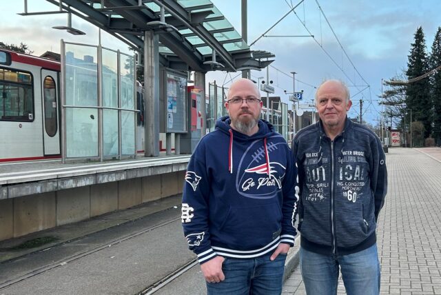Anwohner Thobias Schürmann und Vater Udo Schürmann stehen vor der Stadtbahn-Haltestelle Oetringhauser Straße in Dortmund-Brechten.