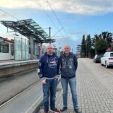 Anwohner Thobias Schürmann und Vater Udo Schürmann stehen vor der Stadtbahn-Haltestelle Oetringhauser Straße in Dortmund-Brechten.