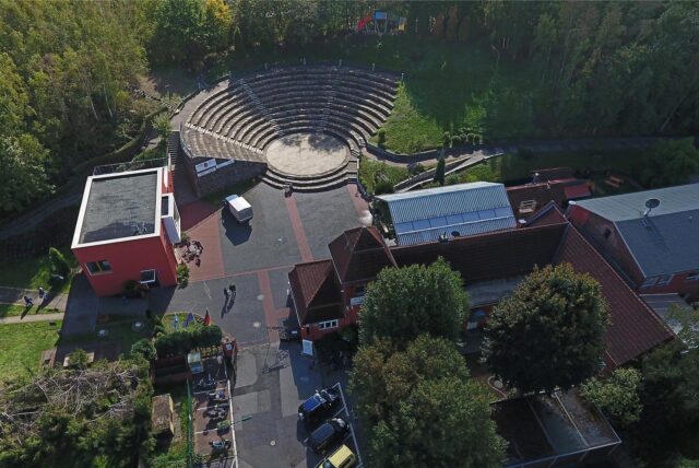 Eine Luftaufnahme zeigt das Kulturzentrum Agora mit der Freiluftbühne.