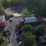 Eine Luftaufnahme zeigt das Kulturzentrum Agora mit der Freiluftbühne.