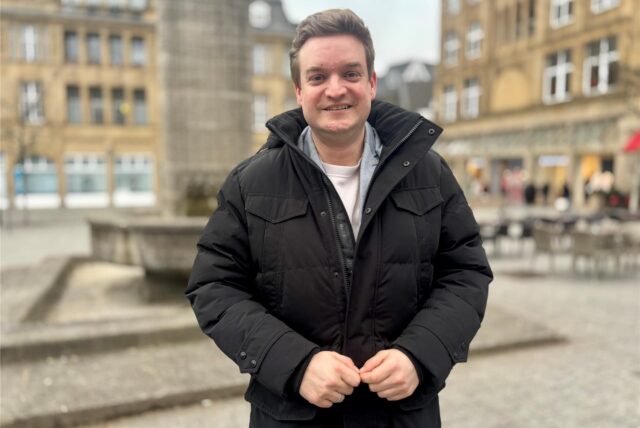 Michael Breilmann steht vor dem Reiterbrunnen in der Castroper Altstadt.