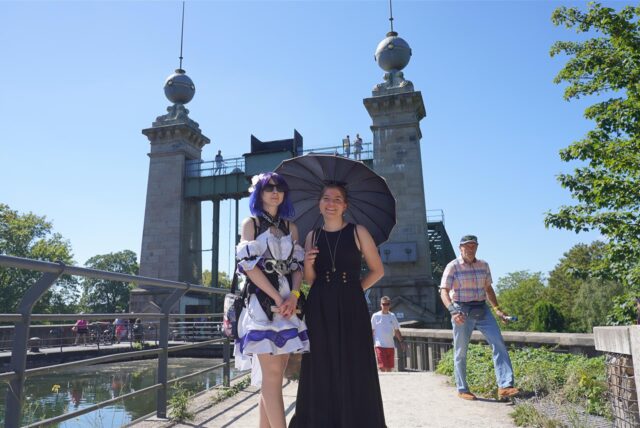 Steampunkerinnen vor dem Hebewerk.