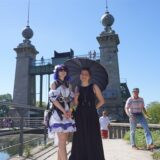 Steampunkerinnen vor dem Hebewerk.
