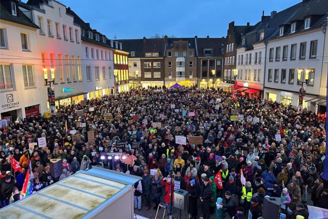 Marktplatz voller Menschen