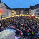 Marktplatz voller Menschen