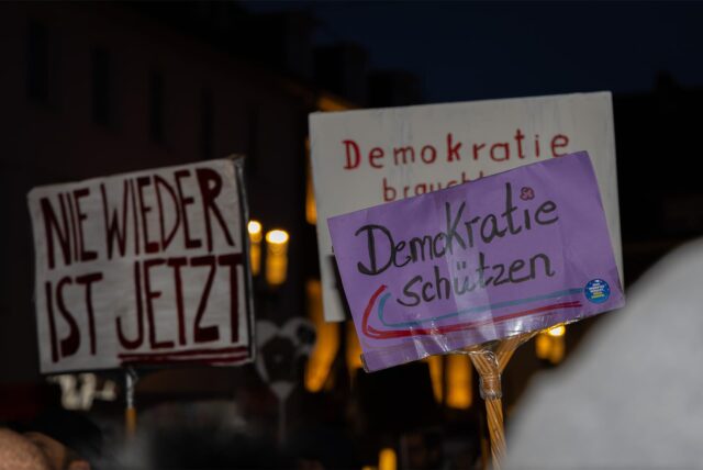 „Nie wieder ist jetzt“ oder „Demokratie schützen“ steht auf den Schildern der Demonstranten in Dorsten.