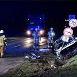 Nächtlicher Rettungseinsatz von Feuerwehr und Polizei am 7.2.2025 nach einem Unfall auf der Bockholter Straße zwischen Recklinghausen und Marl.