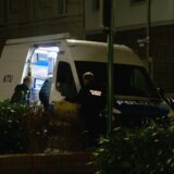 Polizeibeamte der Kriminaltechnischen Untersuchungsstelle stehen an einem Einsatzfahrzeug.