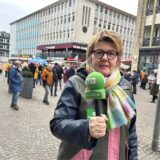 Silvia Seimetz steht mit einem Mikrofon in der Hand auf dem Altstadtmarkt in Recklinghausen.
