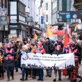 Der Demonstrationszug zog durch die Altstadt von Recklinghausen zum Rathausplatz. Laut Veranstalter beteiligten sich 3500 Menschen.