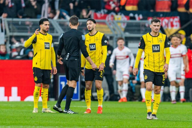 Emre Can und Ramy Bensebaini diskutieren mit dem Schiedsrichter.