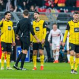 Emre Can und Ramy Bensebaini diskutieren mit dem Schiedsrichter.