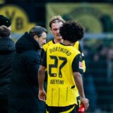Niko Kovac im Gespräch mit Julian Brandt und Karim Adeyemi.