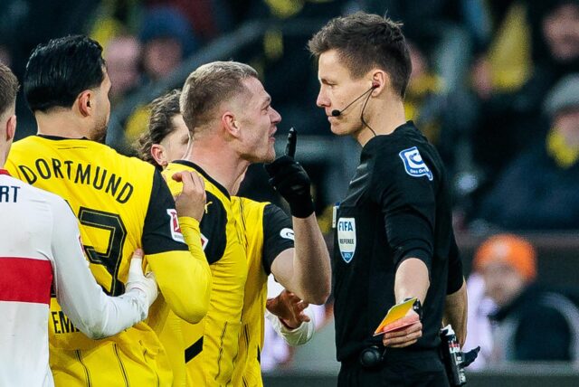 Julian Ryerson schreit Daniel Siebert an.