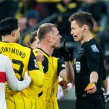 Julian Ryerson schreit Daniel Siebert an.